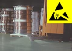 Hochregallager mit gelbem, durchgestrichenen ESD-Warnsymbol und Palette im Vordergrund.